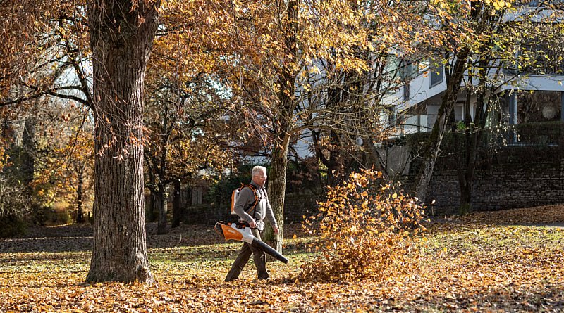 nouveau souffleur sur batterie Stihl BGA 200 jardiniers paysagistes communes entreprises de nettoyage machines robustes durables éliminer les feuilles les déchets verts les saletés outils peu bruyants travaux de jardins cg concept magazine