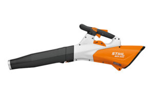 nouveau souffleur sur batterie Stihl BGA 200 jardiniers paysagistes communes entreprises de nettoyage machines robustes durables éliminer les feuilles les déchets verts les saletés outils peu bruyants travaux de jardins cg concept magazine