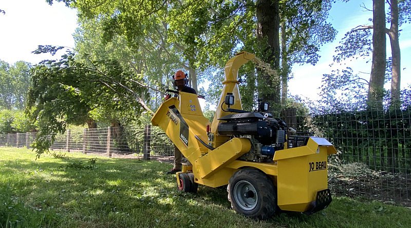 Jo Beau machines nouveau et d'occasion double durée de garantie appareils utilisées pour des démonstrations broyeurs dessoucheuses scarificateurs acheter cg concept magazine revue spécialisée pour le secteur vert urbanisme espaces verts salon démo vert 2020