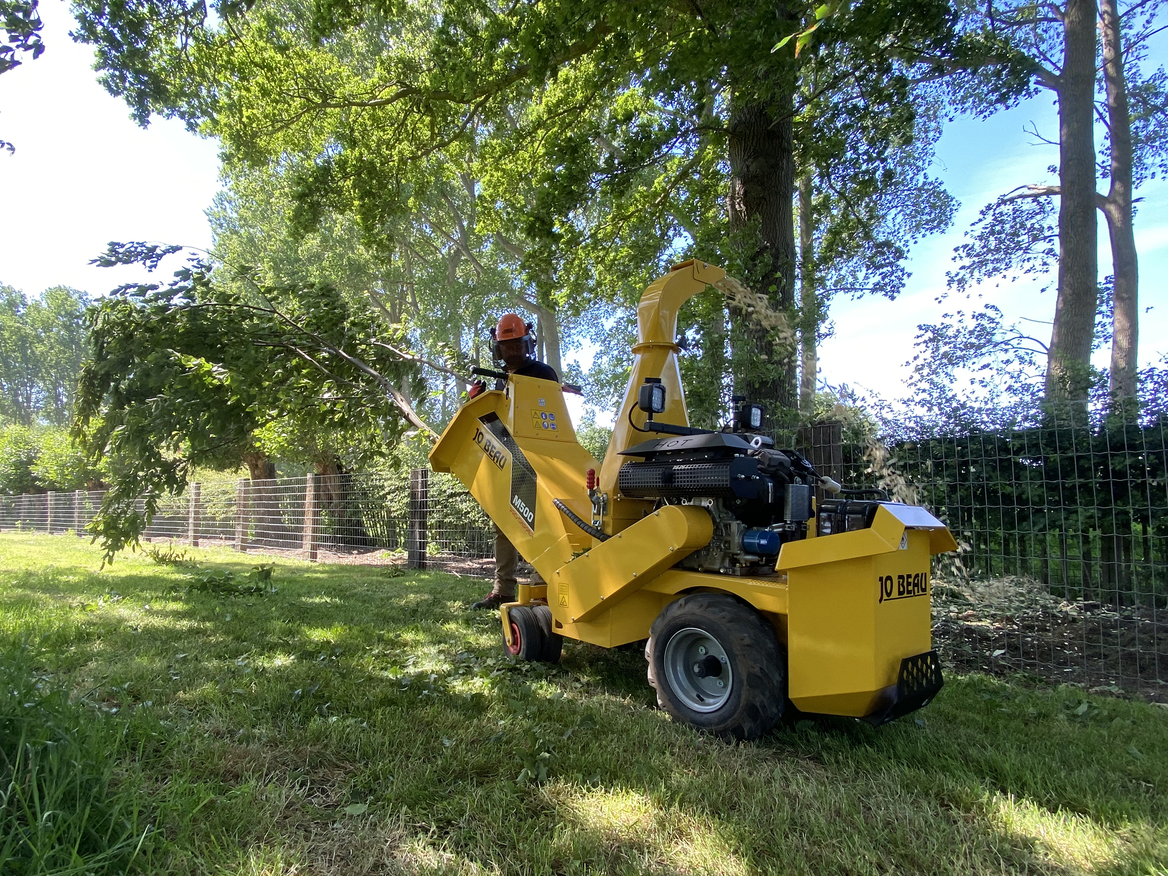 Jo Beau machines nouveau et d'occasion double durée de garantie appareils utilisées pour des démonstrations broyeurs dessoucheuses scarificateurs acheter cg concept magazine revue spécialisée pour le secteur vert urbanisme espaces verts salon démo vert 2020