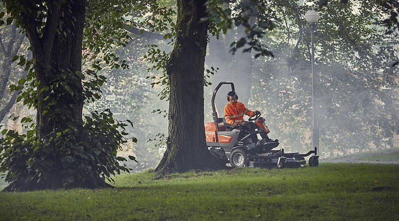 Husqvarna tondeuse à coupe frontale hybride technologie électrique espaces extérieur tondeuses autoportées productivité maximale magazine cg concept secteur verts espaces vert urbanisme