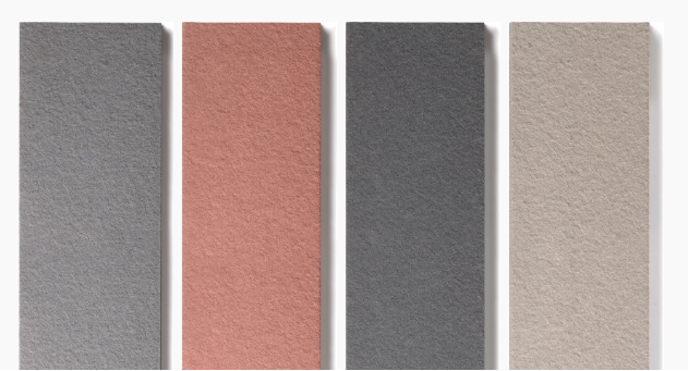 Les quatre couleurs de la collection : gris léger, rouge chaud, gris profond et sable doux