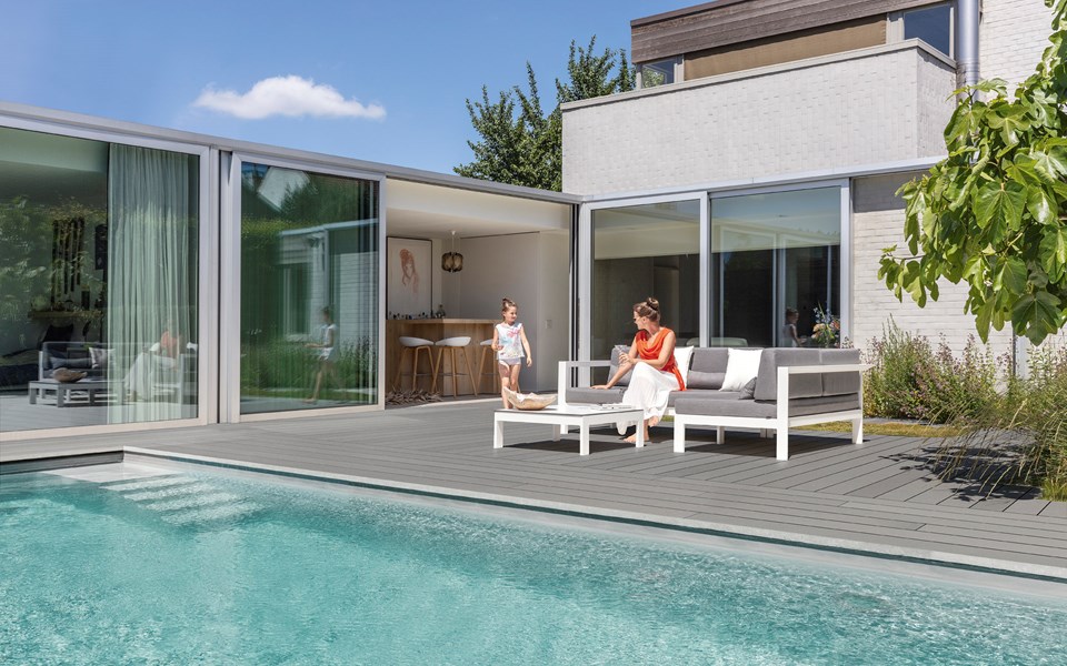 Sur une terrasse Cedral, jeunes et moins jeunes tiennent solidement sur leurs deux pieds.