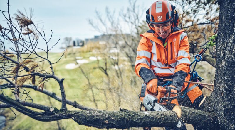 Primeur mondiale : Husqvarna lance la première tronçonneuse à batterie avec embrayage.