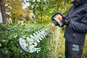 Taille-haie sur batterie HSA 100 de STIHL.
