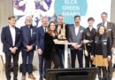 M. Baris Isik et Mme Baray Isik d'Isik Landscape Global (au milieu) sont les fiers gagnants du ELCA GREEN AWARD 2023 pour les cours d'école végétalisées.