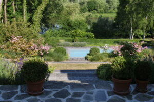 Gagnant du Concours de l'Entrepreneur de Jardins de Wallonie : Henrion Jardins SRL : Plongeon maîtrisé sur l’étang