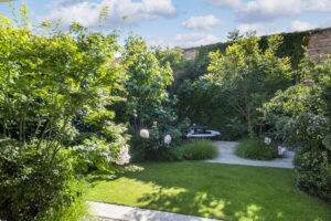 De Vlaamse Tuinaannemer 2024-2025 : Médaille d’or - Jardins urbains < 250 m² – « Le jardin, espace de vie supplémentaire de la maison »