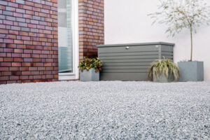 La structure en nid d'abeille es dalles ACO Gravel Grid maintient fermement les cailloux en place et évite la formation de traces sans fermer la surface.