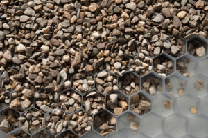 La structure en nid d'abeille es dalles ACO Gravel Grid maintient fermement les cailloux en place et évite la formation de traces sans fermer la surface.