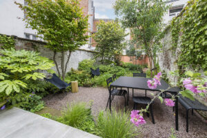La vie en plein air au coeur de la ville - De Vlaamse Tuinaannemer 2024/25, bronze dans la catégorie ‘Jardins < 250 m²’