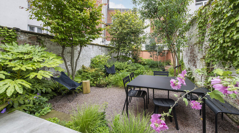 La vie en plein air au coeur de la ville - De Vlaamse Tuinaannemer 2024/25, bronze dans la catégorie ‘Jardins < 250 m²’