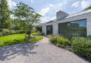 L'architecture sophistiquée de cette maison moderne exigeait un jardin du même niveau. L'entrepreneur de jardins Pieter Gyssels s'est acquitté de cette tâche avec toute l'habileté requise. Grâce à une sélection judicieuse des plantes et à un aménagement intelligent de l'espace, il a créé un jardin qui s'harmonise parfaitement avec la maison. Les bordures colorées, les arbustes à baies et les arbres exubérants attirent abeilles, papillons et oiseaux qui rendent le projet vivant.