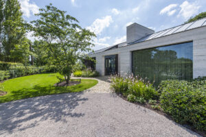 L'architecture sophistiquée de cette maison moderne exigeait un jardin du même niveau. L'entrepreneur de jardins Pieter Gyssels s'est acquitté de cette tâche avec toute l'habileté requise. Grâce à une sélection judicieuse des plantes et à un aménagement intelligent de l'espace, il a créé un jardin qui s'harmonise parfaitement avec la maison. Les bordures colorées, les arbustes à baies et les arbres exubérants attirent abeilles, papillons et oiseaux qui rendent le projet vivant.