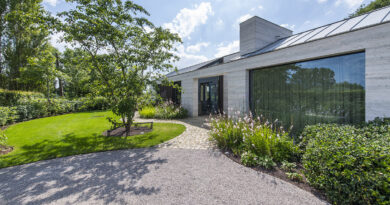 L'architecture sophistiquée de cette maison moderne exigeait un jardin du même niveau. L'entrepreneur de jardins Pieter Gyssels s'est acquitté de cette tâche avec toute l'habileté requise. Grâce à une sélection judicieuse des plantes et à un aménagement intelligent de l'espace, il a créé un jardin qui s'harmonise parfaitement avec la maison. Les bordures colorées, les arbustes à baies et les arbres exubérants attirent abeilles, papillons et oiseaux qui rendent le projet vivant.
