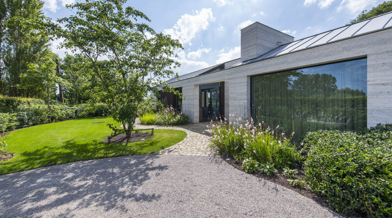 L'architecture sophistiquée de cette maison moderne exigeait un jardin du même niveau. L'entrepreneur de jardins Pieter Gyssels s'est acquitté de cette tâche avec toute l'habileté requise. Grâce à une sélection judicieuse des plantes et à un aménagement intelligent de l'espace, il a créé un jardin qui s'harmonise parfaitement avec la maison. Les bordures colorées, les arbustes à baies et les arbres exubérants attirent abeilles, papillons et oiseaux qui rendent le projet vivant.