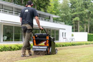 Le printemps 2025 s’annonce déjà comme le plus sec jamais enregistré, et l’été ne fait que commencer ! Les réserves d’eau accumulées l’année dernière grâce aux fortes pluies ne suffiront pas à protéger les pelouses des effets de la sécheresse. Cette année, la mortalité du gazon atteindra des sommets historiques !  Les entrepreneurs de jardin feraient bien de se préparer : l’automne sera placé sous le signe de la rénovation des pelouses.