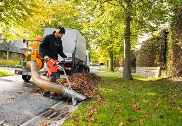 Ramassez les feuilles d’automne rapidement et efficacement avec le ELIET Truckloader