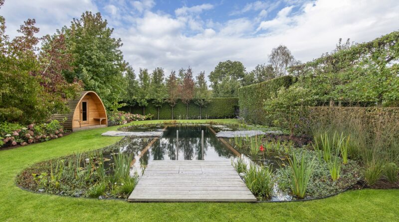 Cet étang de baignade réalisé par Geoblauw est vraiment très original. Le bassin de natation est construit entièrement en bois de mélèze européen, neutre en CO2, ce qui contribue non seulement à la durabilité du projet, mais lui donne un bel aspect naturel.