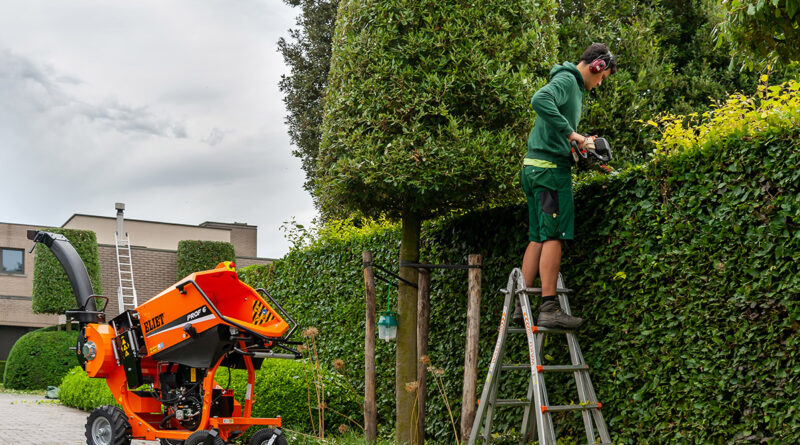 L’élagage et la taille des haies sont des spécialités souvent réservées aux entrepreneurs de jardins. Elles constituent l’une des activités principales du métier et, avec la tonte, couvrent presque tout l’entretien des espaces verts. La taille génère toujours un grand volume de déchets. Pour les jardiniers professionnels, ces déchets de taille représentent un défi auquel ils doivent trouver une solution efficace. Très souvent, ces résidus sont évacués. Autrefois, ils finissaient sur le bûcher, plus tard au parc à conteneurs.