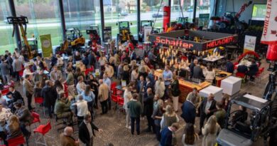 Samedi 25 octobre, les plus beaux jardins de Flandre ont été récompensés à Saint-Trond lors de la cérémonie de remise des prix du concours « De Vlaamse Tuinaannemer 2025-2026 ». Au total, le talent de 16 entrepreneurs de jardins issus de toute la Flandre a été mis à l’honneur. Chacun des lauréats a créé un jardin d’exception. Le ministre flamand de l’Environnement et de l’Agriculture, M. Jo Brouns, était également présent pour féliciter les gagnants.