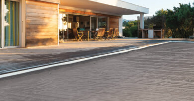 Avec la couverture d’hivernage Ivernéa, CF Group propose une solution efficace pour protéger proprement et en toute sécurité les volets automatiques pendant l’hiver. Installée directement sur les lames, elle forme un écran protecteur qui retient les saletés, les feuilles et les UV. Cela améliore non seulement la qualité de l’eau, mais aussi la durée de vie du tablier.