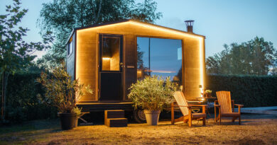 Alpha Wellness Sensations est convaincu que le bien-être doit pouvoir s’intégrer facilement dans votre quotidien. C’est exactement ce qui fait le charme du sauna sur remorque : il s’installe facilement dans votre jardin, sans permis de construire ni démarches administratives compliquées. Créez un coin détente et bien-être chaleureux en quelques minutes.