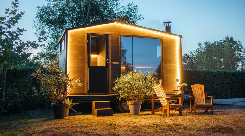 Alpha Wellness Sensations est convaincu que le bien-être doit pouvoir s’intégrer facilement dans votre quotidien. C’est exactement ce qui fait le charme du sauna sur remorque : il s’installe facilement dans votre jardin, sans permis de construire ni démarches administratives compliquées. Créez un coin détente et bien-être chaleureux en quelques minutes.