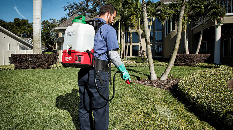 Milwaukee M18™ SWITCH TANK™ : Pulvérisateur intelligent pour l’aménagement paysager