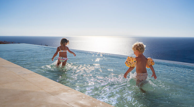 De nos jours, de plus en plus de foyers disposent d’une piscine dans leur jardin. C’est un investissement, mais surtout un pari sur les temps libres  :  journées d’été en famille, soirées au bord de l’eau et moments de détente partagés.