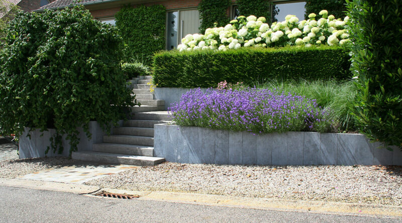 Gérer les niveaux au jardin : des murs de soutènement aux marches monolithes