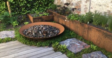 Le réemploi de la pierre naturelle reste pertinent dans les projets de jardins contemporains. Cette pierre bleue à face clivée associe l’utilisation circulaire des matériaux à une texture de surface très marquée.