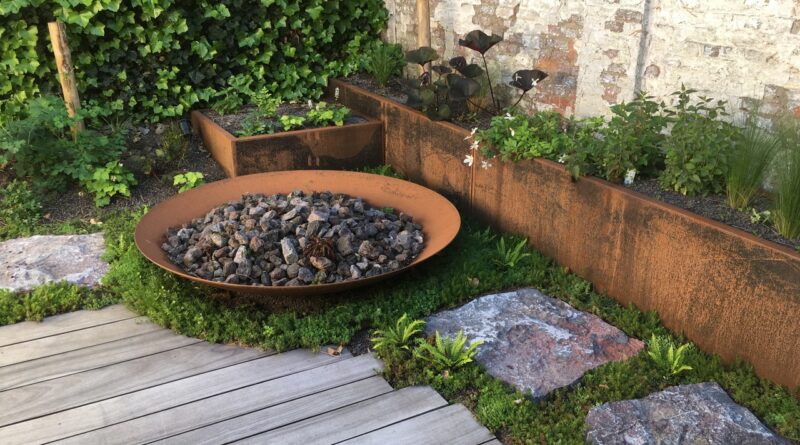 Le réemploi de la pierre naturelle reste pertinent dans les projets de jardins contemporains. Cette pierre bleue à face clivée associe l’utilisation circulaire des matériaux à une texture de surface très marquée.