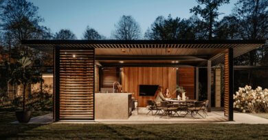 C’est ainsi Renson Outdoor et Amani ont imaginé une pergola de luxe Amani, intégrée avec soin autour d’un arbre majestueux.