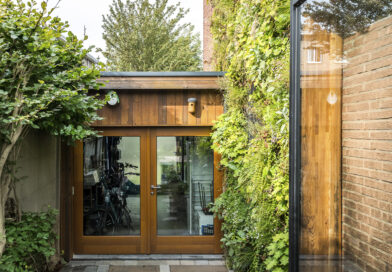 La végétalisation verticale du bâtiment : Muurtuin associe biodiversité, rafraîchissement et épuration de l’eau dans des systèmes modulaires de végétalisation