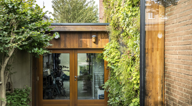 La végétalisation verticale du bâtiment : Muurtuin associe biodiversité, rafraîchissement et épuration de l’eau dans des systèmes modulaires de végétalisation